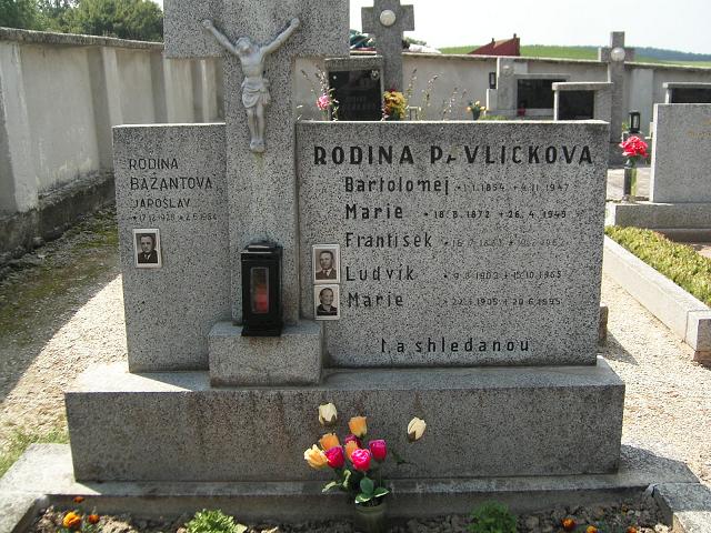 hrbitov-hrob Pavlíček.JPG